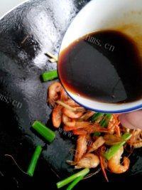 诱人的油爆小河虾