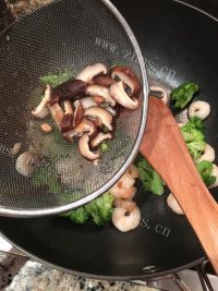 好吃的虾仁西兰花炒蘑菇做法图解9)