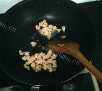 家常菜韭菜炒虾仁做法图解3)