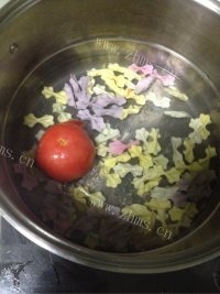 香气浓郁的西红柿鸡蛋蝴蝶面做法图解2)