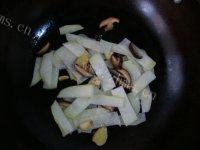 口感饱满的西兰花炒五花肉做法图解6)