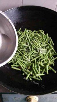 家常的豆角炒肉丝做法图解9)
