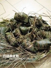 美味的豆沙枧水粽做法图解5)