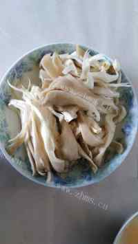 家常菜平菇炒鸡蛋做法图解1)