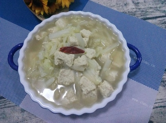色泽鲜亮的白菜炖冻豆腐