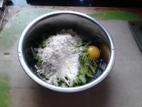 自制黄瓜丝鸡蛋饼做法图解4)