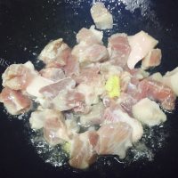 玉盘珍馐的红烧肉炖土豆做法图解7)