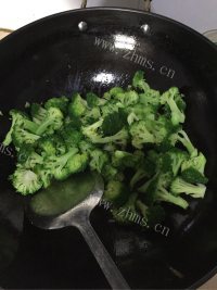 家常菜蒜香西兰花做法图解3)