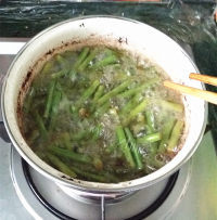 家常菜干煸豇豆做法图解5)