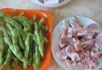 猪骨炖豆角做法图解1)