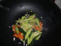 美味的炒鱿鱼圈做法图解7)