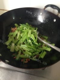 家常菜肉丝炒芹菜做法图解9)
