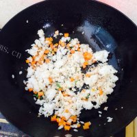 鸡丁炒米饭做法图解9)