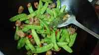 特色菜荷兰豆炒腊肠做法图解4)