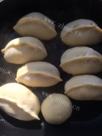 美味的发面圆白菜锅烙做法图解10)