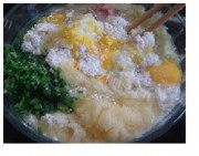 美味的金黄鸡蛋摊饼子做法图解2)