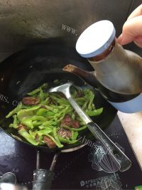 家常青椒炒腊肠做法图解5)