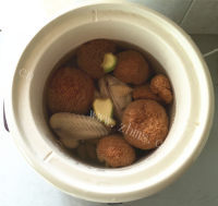 美味猴头菇煲土鸡汤做法图解7)