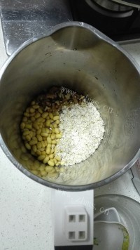 美味的核桃燕麦豆浆做法图解2)