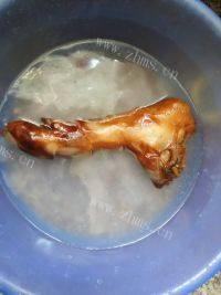 腊猪脚炖土豆做法图解2)