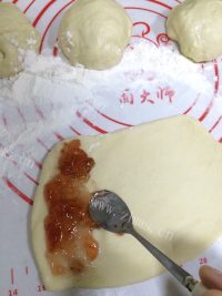 自制毛毛虫面包做法图解6)