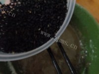 特色的黑米粉蛋卷做法图解6)