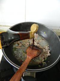 美味的酸豆角肉末盖浇面做法图解6)