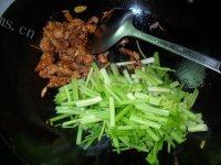 味道不错的芹菜炒肉做法图解6)