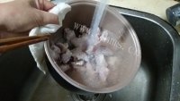 美味的玉米排骨汤做法图解2)