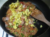 美味的番茄虾仁炒饭做法图解8)