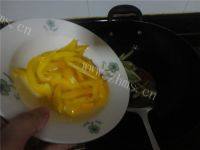 家常菜腊肠炒芹菜做法图解4)