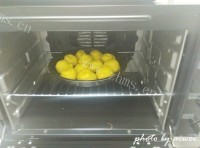 色泽鲜亮的金钱卷面包做法图解15)