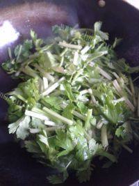 芹菜木耳炒肉丝做法图解6)