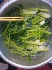自己做的芹菜肉饺子做法图解1)