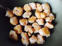 美味的火爆虾球做法图解5)