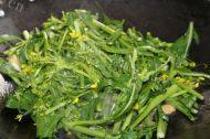 家常菜牛肉炒菜心做法图解4)