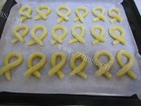 色泽鲜亮的柏林花环饼干做法图解12)