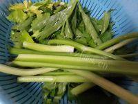 简单的素炒芹菜做法图解1)