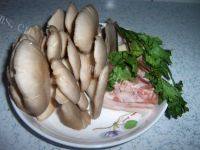 诱人的蘑菇炒肉做法图解1)
