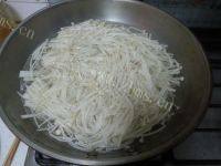 家常的金针菇炒肉丝做法图解1)
