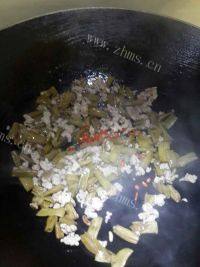 美味的酸豆角炒肉末做法图解5)