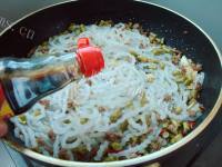 美味的肉末酸豆角粉条做法图解8)
