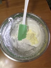 美味的蛋白糖做法图解4)