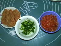 美味的鸡肉豆腐饼做法图解2)