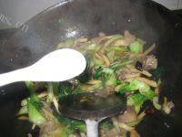 家常菜蘑菇炒青菜做法图解10)