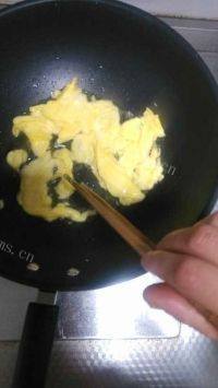 家常菜蒜薹炒蛋做法图解3)