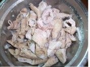 酸菜肥肠做法图解2)