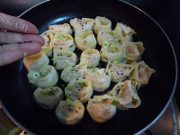 美味的生煎馄饨做法图解15)