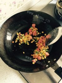 美味的酱油炒饭做法图解3)
