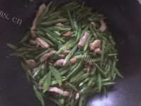喷香的豆角炒肉做法图解6)